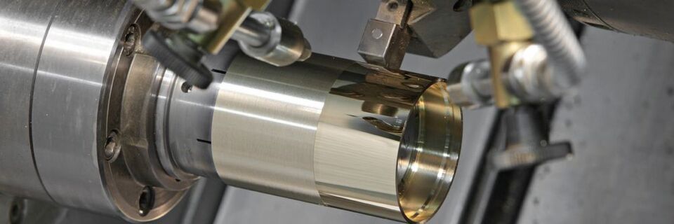 Diamantierprozess auf einer Drehmaschine: Das Diamantieren von Nichteisenmetallen ist die Dreh-/Fräsbearbeitung mit einem Diamanten. Sie erfordert ein besonderes Know-how im Unternehmen. Diamantierprozess auf einer Drehmaschine: Das Diamantieren von Nichteisenmetallen ist die Dreh-/Fräsbearbeitung mit einem Diamanten. Sie erfordert ein besonderes Know-how im Unternehmen.