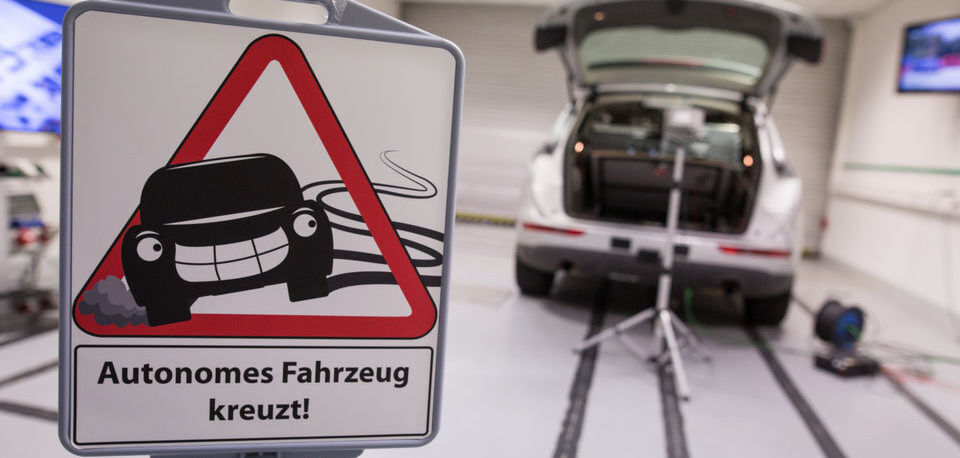 Deutlich wie nie zuvor wird, dass die Branche voll in den Kampf um die Zukunft einstiegen ist, in der autonomes Fahren heutige Geschäftsmodelle der Hersteller erschüttern kann. Deutlich wie nie zuvor wird, dass die Branche voll in den Kampf um die Zukunft einstiegen ist, in der autonomes Fahren heutige Geschäftsmodelle der Hersteller erschüttern kann.