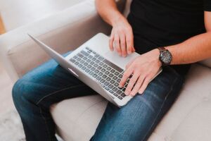 40 Prozent der Unternehmen beschäftigen Mitarbeiter, die Vollzeit von zu Hause aus arbeiten. 40 Prozent der Unternehmen beschäftigen Mitarbeiter, die Vollzeit von zu Hause aus arbeiten.
