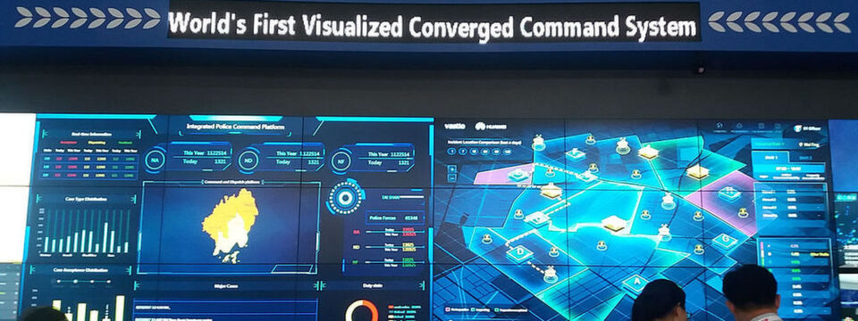 Huawei steckt einen enormen Anteil des Umsatzes in Forchung und Entwicklung. Immer bedeutenden wird das B2B-Geschäft. Im Showroom von Shengzen ist etwa die erste visualisierte und integrierte Kommandozentrale zu sehen Huawei steckt einen enormen Anteil des Umsatzes in Forchung und Entwicklung. Immer bedeutenden wird das B2B-Geschäft. Im Showroom von Shengzen ist etwa die erste visualisierte und integrierte Kommandozentrale zu sehen
