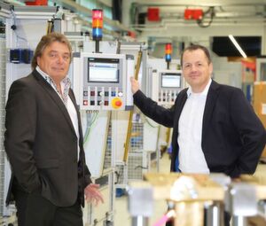 Die Nimak-Entscheider von links: Paul Nickel und Dr. Niels Hammer sind sich einig: „Nimak hat sich rechtzeitig auf die Erfordernisse des Materialmix im Leichtbau eingestellt.“ Außer auf das bewährte Schweiß-Know-how, setzt Nimak jetzt auch auf die Klebetechnik für die, im Hinblick auf den Karosseriebau der Zukunft, starke Zuwachsraten prognostiziert werden. Die Nimak-Entscheider von links: Paul Nickel und Dr. Niels Hammer sind sich einig: „Nimak hat sich rechtzeitig auf die Erfordernisse des Materialmix im Leichtbau eingestellt.“ Außer auf das bewährte Schweiß-Know-how, setzt Nimak jetzt auch auf die Klebetechnik für die, im Hinblick auf den Karosseriebau der Zukunft, starke Zuwachsraten prognostiziert werden.