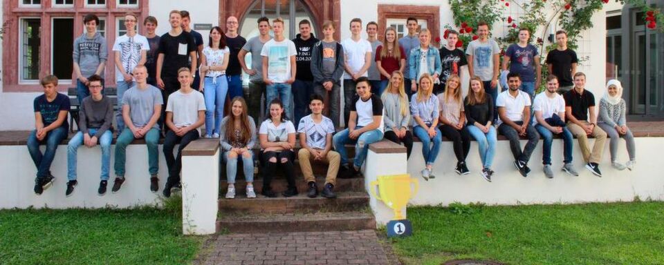 37 junge Frauen und Männer begannen am 01. September ihre Berufsausbildung bei Pirelli Deutschland. 37 junge Frauen und Männer begannen am 01. September ihre Berufsausbildung bei Pirelli Deutschland.