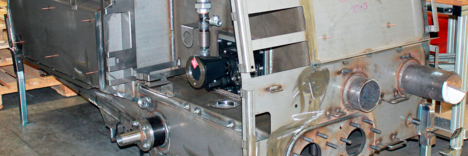 Rohbau eines bei Kaysser weitgehend funktionsfertig mit Pumpen, Heizsystem und Zusatzteilen erstellten Lkw-Aufbaus für den Einsatz bei Teerarbeiten im Straßenbau. Rohbau eines bei Kaysser weitgehend funktionsfertig mit Pumpen, Heizsystem und Zusatzteilen erstellten Lkw-Aufbaus für den Einsatz bei Teerarbeiten im Straßenbau.