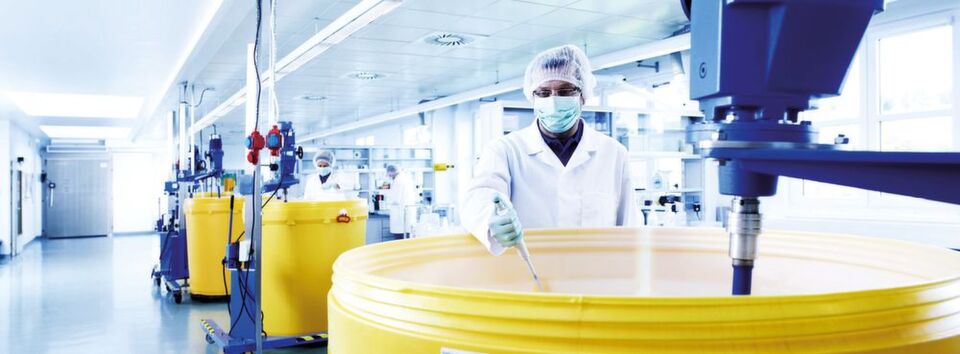 Ein Mitarbeiter setzt in der Produktion von Diasys eine Reagenz an. Ein Mitarbeiter setzt in der Produktion von Diasys eine Reagenz an.