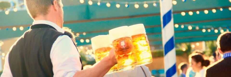 Jedes Jahr fließen über sieben Millionen Liter Bier durch die Kehlen der Oktoberfestbesucher. Jedes Jahr fließen über sieben Millionen Liter Bier durch die Kehlen der Oktoberfestbesucher.