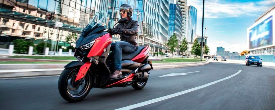 Für 2018 präsentiert Yamaha den X-Max 125 in einer neuen, überarbeiteten Version. Für 2018 präsentiert Yamaha den X-Max 125 in einer neuen, überarbeiteten Version.