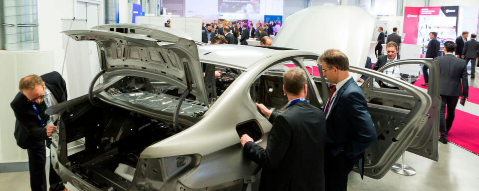 Die Marktstudie „Leichtbau als Innovationstreiber“ erläutert die Treiber für den automobilen Leichtbau – von den gesetzlichen Anforderungen und Ressourcenschonung über die Elektromobilität bis zur verbesserten Fahrdynamik. Die Marktstudie „Leichtbau als Innovationstreiber“ erläutert die Treiber für den automobilen Leichtbau – von den gesetzlichen Anforderungen und Ressourcenschonung über die Elektromobilität bis zur verbesserten Fahrdynamik.