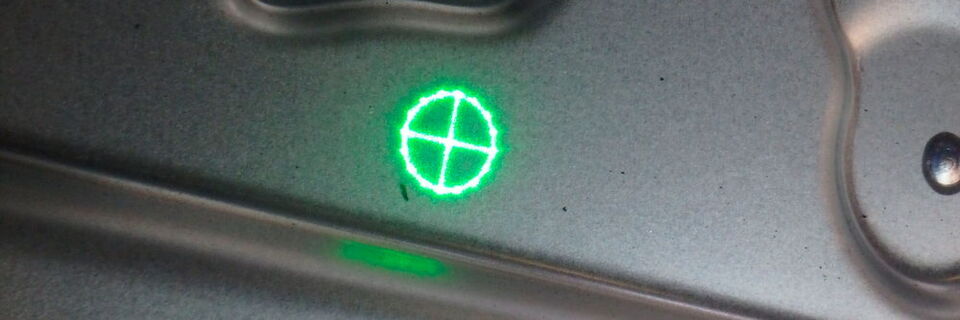 Eine Bolzenposition wird durch den Werklicht Pro Laserprojektor lagerichtig auf das Bauteil projiziert. Sie kann somit einfach angerissen und bebolzt werden. Eine Bolzenposition wird durch den Werklicht Pro Laserprojektor lagerichtig auf das Bauteil projiziert. Sie kann somit einfach angerissen und bebolzt werden.