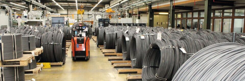 Walzdrähte aus Stählen und Edelstählen – das Rohmaterial für ein breites Produktspektrum von Fischer-Befestigungselementen. Walzdrähte aus Stählen und Edelstählen – das Rohmaterial für ein breites Produktspektrum von Fischer-Befestigungselementen.