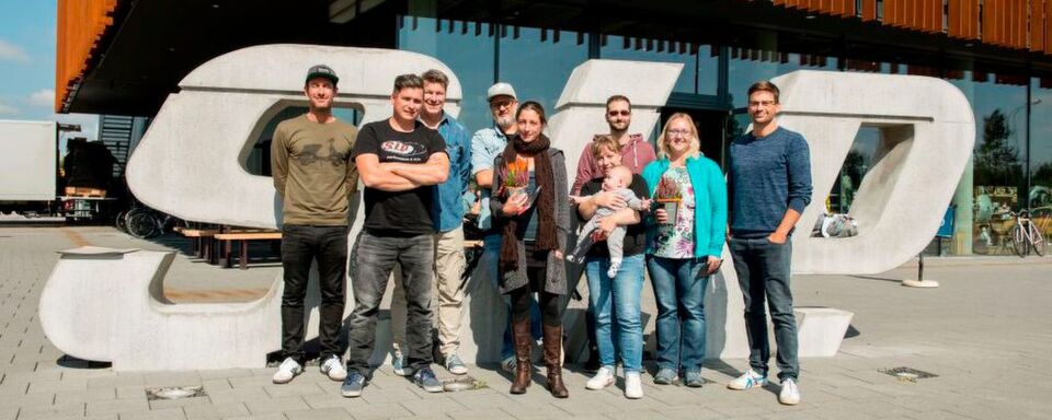 Im Bild von links nach rechts: Ralf Jodl (Geschäftsführer), Robert Kerner, Oliver Schmuck, Christian Seidl, Tina Ossenberg, Manuela Jurack, Andreas Rabl, Kerstin Rieg und Alexander Barth (Geschäftsführer). Im Bild von links nach rechts: Ralf Jodl (Geschäftsführer), Robert Kerner, Oliver Schmuck, Christian Seidl, Tina Ossenberg, Manuela Jurack, Andreas Rabl, Kerstin Rieg und Alexander Barth (Geschäftsführer).