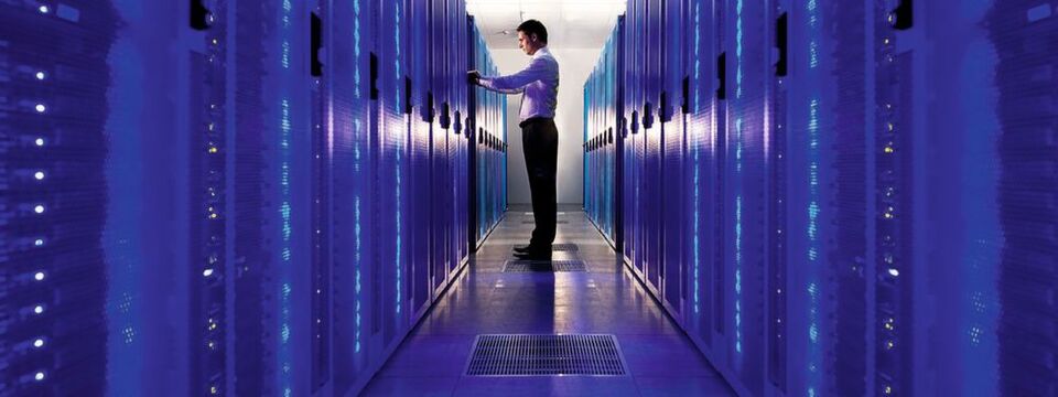 Blaues Licht sorgt für Harmonie - aber das meint Ralf Enderlin von Eaton nicht, wenn er über One-Stop-Shopping spricht und die wesentlichen Komponenten einer Datacenter-Infrastrukur beschreibt. Blaues Licht sorgt für Harmonie - aber das meint Ralf Enderlin von Eaton nicht, wenn er über One-Stop-Shopping spricht und die wesentlichen Komponenten einer Datacenter-Infrastrukur beschreibt.