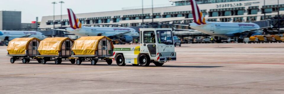 Der Gepäckschlepper mit Elektroantrieb transportiert am Stuttgarter Flughafen Gepäckstücke emissionsfrei von und zum Flugzeug. Der Gepäckschlepper mit Elektroantrieb transportiert am Stuttgarter Flughafen Gepäckstücke emissionsfrei von und zum Flugzeug.