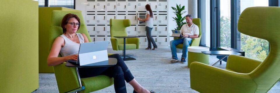 Große grüne Sessel mit einem kleinen Tisch daran befestigt, um den Laptop abzustellen, Ausblick ins Grüne durch die wandgroßen Fenster und Stille im gesamten Raum. Sieht er so aus, der Arbeitsplatz der Zukunft? Große grüne Sessel mit einem kleinen Tisch daran befestigt, um den Laptop abzustellen, Ausblick ins Grüne durch die wandgroßen Fenster und Stille im gesamten Raum. Sieht er so aus, der Arbeitsplatz der Zukunft?