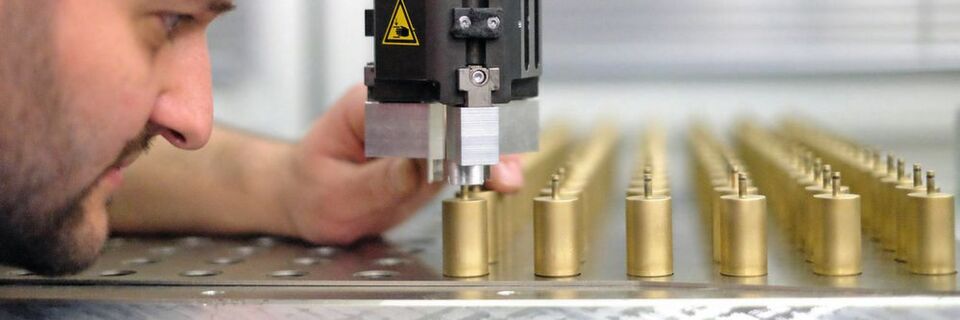 Vielseitig und gleichzeitig individuell sind die Automationslösungen für Handhabungsroboter. Komponenten erleichtern den Einsatz mit Plug-&-play. Vielseitig und gleichzeitig individuell sind die Automationslösungen für Handhabungsroboter. Komponenten erleichtern den Einsatz mit Plug-&-play.