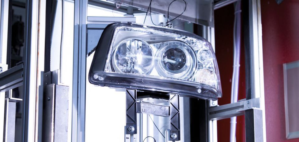 LED-Leuchtenelemt: Im baden-württembergischen Herbrechtingen testet Leuchtenspezialist Osram seine Produkte auf Resistenz unterschiedlicher Umwelteinflüsse. Das Bilid zeigt einen LED-Scheinwerfer für Kfz. LED-Leuchtenelemt: Im baden-württembergischen Herbrechtingen testet Leuchtenspezialist Osram seine Produkte auf Resistenz unterschiedlicher Umwelteinflüsse. Das Bilid zeigt einen LED-Scheinwerfer für Kfz.