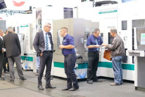 Automationslösung bei Fehlmann: Auf seinem EMO-Stand zeigte Fehlmann die etablierte Versa 825 mit der im letzten Jahr neu vorgestellten Versa 645 linear verbunden in einer Fertigungslösung mit zwei Regalmagazinen und einem Roboter. Für diese Automationslösung wurde die Versa 645 linear spiegelverkehrt zur Versa 825 konstruiert. Automationslösung bei Fehlmann: Auf seinem EMO-Stand zeigte Fehlmann die etablierte Versa 825 mit der im letzten Jahr neu vorgestellten Versa 645 linear verbunden in einer Fertigungslösung mit zwei Regalmagazinen und einem Roboter. Für diese Automationslösung wurde die Versa 645 linear spiegelverkehrt zur Versa 825 konstruiert.