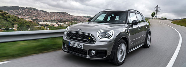 Der MINI Cooper S E Countryman ALL4 ist der erste Mini, bei dem ein Plug-in-Hybrid-Antrieb die Möglichkeit zu rein elektrischer und damit lokal emissionsfreier Mobilität eröffnet. Der MINI Cooper S E Countryman ALL4 ist der erste Mini, bei dem ein Plug-in-Hybrid-Antrieb die Möglichkeit zu rein elektrischer und damit lokal emissionsfreier Mobilität eröffnet.