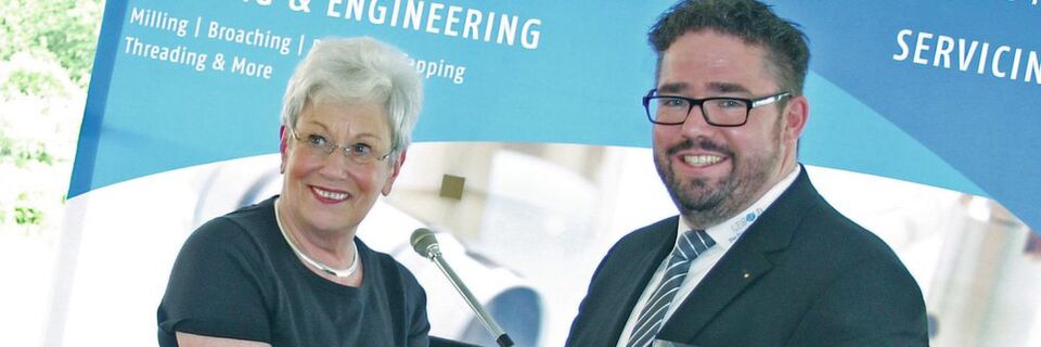 Mit der stellvertretenden Gouverneurin von Connecticut, Nancy Wyman, weihte Pascal Schiefer, geschäftsführender Gesellschafter der Leipold-Gruppe, die erweiterte Produktionshalle ein. Mit der stellvertretenden Gouverneurin von Connecticut, Nancy Wyman, weihte Pascal Schiefer, geschäftsführender Gesellschafter der Leipold-Gruppe, die erweiterte Produktionshalle ein.