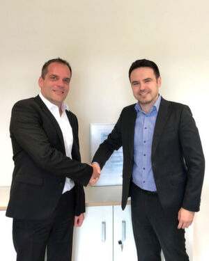 Waldemar Hermann (re.), Assistant Manager bei KPMG, gratuliert Christoph van Lück (li.), President der CPL24 GmbH, zur erfolgreichen „KPMG SPLA SAM Tool Assessment-Zertifizierung“. Waldemar Hermann (re.), Assistant Manager bei KPMG, gratuliert Christoph van Lück (li.), President der CPL24 GmbH, zur erfolgreichen „KPMG SPLA SAM Tool Assessment-Zertifizierung“.