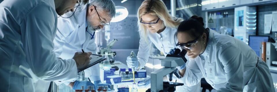 Abb.1: Um die komplexen Arbeiten im Labor zu optimeren, können Grundlagen des Lean-Managements eingesetzt werden. Abb.1: Um die komplexen Arbeiten im Labor zu optimeren, können Grundlagen des Lean-Managements eingesetzt werden.