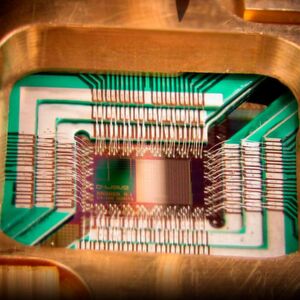 Ein vom Untenehmen D-Wave vorgestellter, dedizierte Chip für einen Quantencomputer. Da Quantenrechner mit Qubits statt mit den herkömmlichen bekannten Bits arbeiten, sind grundlegend neue Ansätze für die Programmierung dieser Systeme nötig. Microsoft möchte diese Notwendigkeit adressieren und arbeitet daher an einer dedizierten Quantencomputer-Programmiersprache. Ein vom Untenehmen D-Wave vorgestellter, dedizierte Chip für einen Quantencomputer. Da Quantenrechner mit Qubits statt mit den herkömmlichen bekannten Bits arbeiten, sind grundlegend neue Ansätze für die Programmierung dieser Systeme nötig. Microsoft möchte diese Notwendigkeit adressieren und arbeitet daher an einer dedizierten Quantencomputer-Programmiersprache.