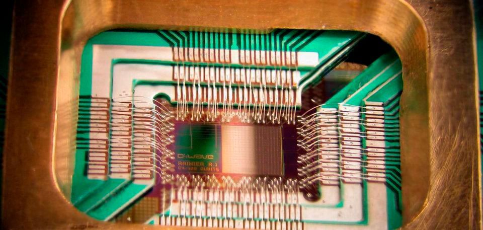 Ein vom Untenehmen D-Wave vorgestellter, dedizierte Chip für einen Quantencomputer. Da Quantenrechner mit Qubits statt mit den herkömmlichen bekannten Bits arbeiten, sind grundlegend neue Ansätze für die Programmierung dieser Systeme nötig. Microsoft möchte diese Notwendigkeit adressieren und arbeitet daher an einer dedizierten Quantencomputer-Programmiersprache. Ein vom Untenehmen D-Wave vorgestellter, dedizierte Chip für einen Quantencomputer. Da Quantenrechner mit Qubits statt mit den herkömmlichen bekannten Bits arbeiten, sind grundlegend neue Ansätze für die Programmierung dieser Systeme nötig. Microsoft möchte diese Notwendigkeit adressieren und arbeitet daher an einer dedizierten Quantencomputer-Programmiersprache.