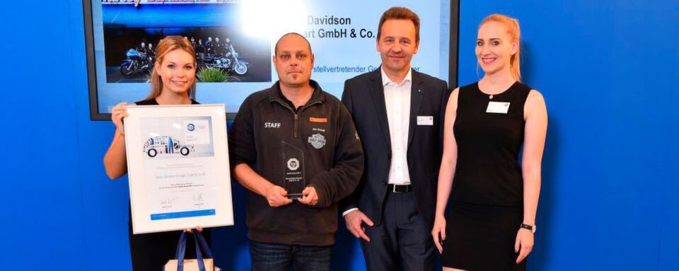 Jan Stengl (Harley-Davidson Stuttgart) freut sich gemeinsam mit Jürgen Wolz (TÜV Süd) über den auf der IAA verliehenen Service Quality Award. Jan Stengl (Harley-Davidson Stuttgart) freut sich gemeinsam mit Jürgen Wolz (TÜV Süd) über den auf der IAA verliehenen Service Quality Award.