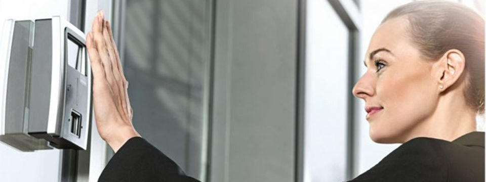 Im Augsburger Werk von Fujitsu nutzen die Miatbeiter eine Kaffeemaschine als Showcase für die Demonstration des Handvenen-Scanners. Tatsächlich dient die innere Biometrie für zumeist der Zutrittkontrolle, sei es zu Gebäuden oder zu Informationen. Im Augsburger Werk von Fujitsu nutzen die Miatbeiter eine Kaffeemaschine als Showcase für die Demonstration des Handvenen-Scanners. Tatsächlich dient die innere Biometrie für zumeist der Zutrittkontrolle, sei es zu Gebäuden oder zu Informationen.