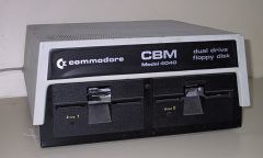 Ein Diskettenlaufwerk für den Commodore PET. Die Laufwerke enthielten in der Regel je zwei Slots für Floppys. Diese Laufwerke besaßen einen eigenen Prozessor und ein eigenes Disk OS und mussten extern an den Rechner angeschlossen werden. Ein Diskettenlaufwerk für den Commodore PET. Die Laufwerke enthielten in der Regel je zwei Slots für Floppys. Diese Laufwerke besaßen einen eigenen Prozessor und ein eigenes Disk OS und mussten extern an den Rechner angeschlossen werden.