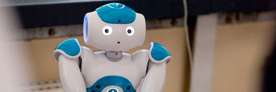 Humanoide Roboter wie der NAO von Aldebaran Robotics wurden von den Probanden als menschenähnlicher wahrgenommen, wenn sie Blickkontakt halten. Humanoide Roboter wie der NAO von Aldebaran Robotics wurden von den Probanden als menschenähnlicher wahrgenommen, wenn sie Blickkontakt halten.