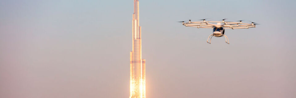 Im Lufttaxi über Dubai – die Vereinigten Arabischen Emirate wollen ab Ende 2017 den Testbetrieb für das erste Lufttaxi mit dem Volocopter starten. Im Lufttaxi über Dubai – die Vereinigten Arabischen Emirate wollen ab Ende 2017 den Testbetrieb für das erste Lufttaxi mit dem Volocopter starten.