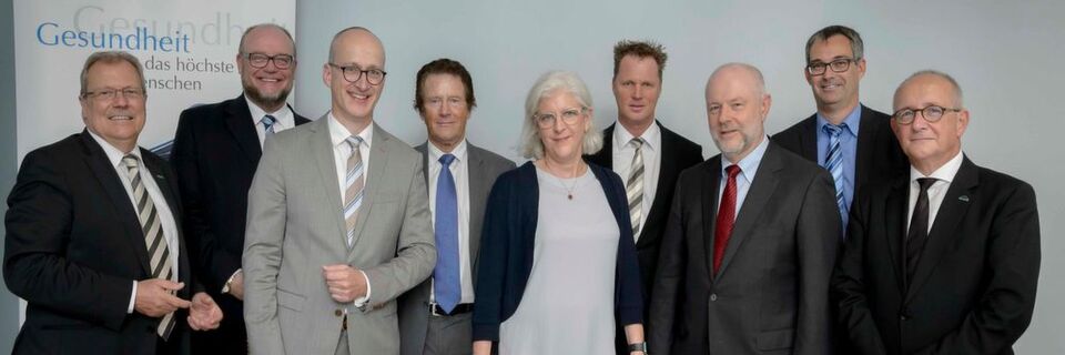 Der neue Vorstand des Spectaris-Fachverbandes Medizintechnik, gewählt am 28. September 2017 in Berlin (v.l.n.r.): Hans-Peter Welsch (Aesculap), Thorsten Weide (Drägerwerk), Dr. Martin Leonhard (Karl Storz)/ Vorsitzender, Dr. Steffen Gebauer (Melag), Louise Meiners (Bon Optic), André Schulte (Weinmann EMT), Hubertus Lasthaus (VitalAire), Marcus Kuhlmann (Spectaris), Ralf Wiedemann (Stiegelmeyer) / nicht dabei sein konnten: Norbert Aumann (Ottobock), Michael Koller (MMM), Ludolf Schmitz (Schmitz & Söhne). Der neue Vorstand des Spectaris-Fachverbandes Medizintechnik, gewählt am 28. September 2017 in Berlin (v.l.n.r.): Hans-Peter Welsch (Aesculap), Thorsten Weide (Drägerwerk), Dr. Martin Leonhard (Karl Storz)/ Vorsitzender, Dr. Steffen Gebauer (Melag), Louise Meiners (Bon Optic), André Schulte (Weinmann EMT), Hubertus Lasthaus (VitalAire), Marcus Kuhlmann (Spectaris), Ralf Wiedemann (Stiegelmeyer) / nicht dabei sein konnten: Norbert Aumann (Ottobock), Michael Koller (MMM), Ludolf Schmitz (Schmitz & Söhne).