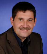 Technology Engineer SAP Development bei Krones: „Während sich die Gesamtzahl der Fundstellen mit Schwachstellen seit 2015 stark verringert hat, stieg die Menge an eigenentwickeltem ABAP-Code in diesem Zeitraum um 11 Prozent. Dies zeigt, dass wir mit dem CodeProfiler auf dem richtigen Weg sind.“ Technology Engineer SAP Development bei Krones: „Während sich die Gesamtzahl der Fundstellen mit Schwachstellen seit 2015 stark verringert hat, stieg die Menge an eigenentwickeltem ABAP-Code in diesem Zeitraum um 11 Prozent. Dies zeigt, dass wir mit dem CodeProfiler auf dem richtigen Weg sind.“