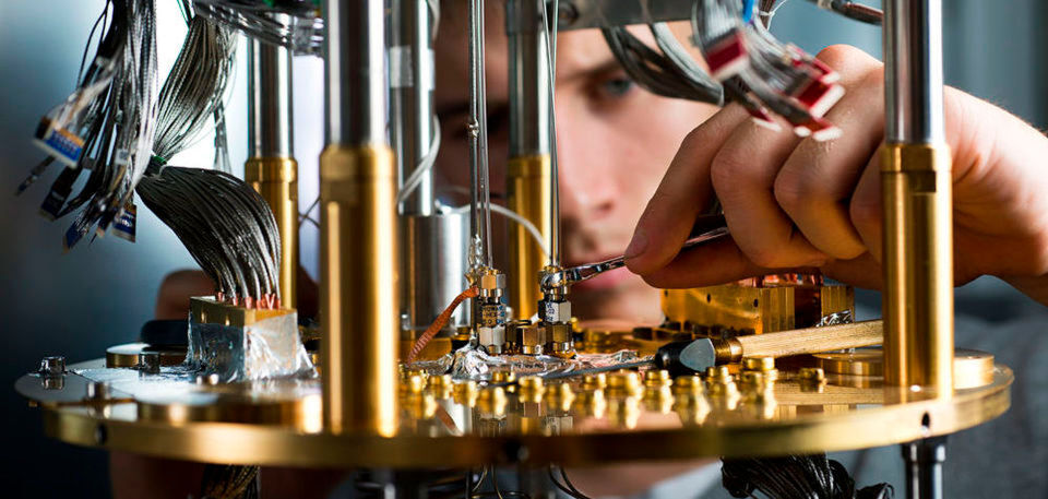 Wissenschaft und Computerindustrie setzen große Hoffnungen auf ihn: den Quantencomputer. Doch wie funktioniert er? Und wie weit ist er wirklich? Wissenschaft und Computerindustrie setzen große Hoffnungen auf ihn: den Quantencomputer. Doch wie funktioniert er? Und wie weit ist er wirklich?