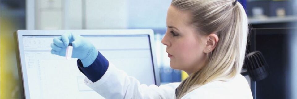 1 Bei der Anwendung: Überprüfung eines Spektralfotometers mit Flüssigfiltern 1 Bei der Anwendung: Überprüfung eines Spektralfotometers mit Flüssigfiltern