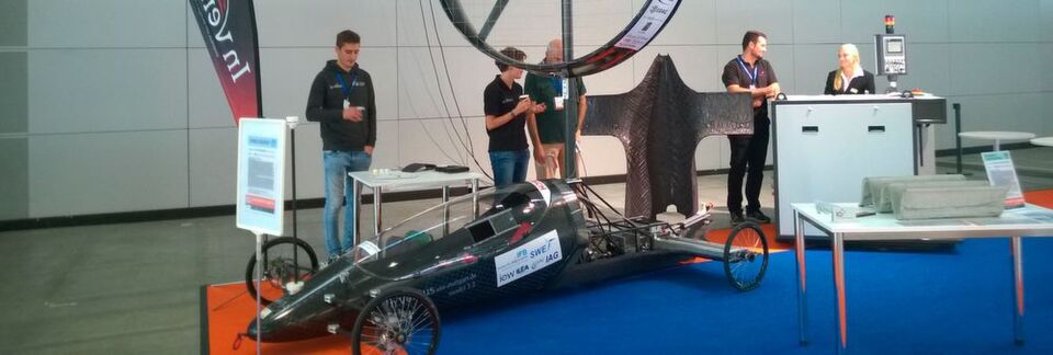Studenten des Teams InVentus der Uni Stuttgart (Institut für Flugzeugbau) präsentierten ihr VentoMobil. Dieses Gegenwindfahrzeug, das zum größten Teil aus Composites besteht, wird zu 100 % durch Wind angetrieben und kann Geschwindigkeiten bis zu 80 % der Windgeschwindigkeit erreichen. Studenten des Teams InVentus der Uni Stuttgart (Institut für Flugzeugbau) präsentierten ihr VentoMobil. Dieses Gegenwindfahrzeug, das zum größten Teil aus Composites besteht, wird zu 100 % durch Wind angetrieben und kann Geschwindigkeiten bis zu 80 % der Windgeschwindigkeit erreichen.