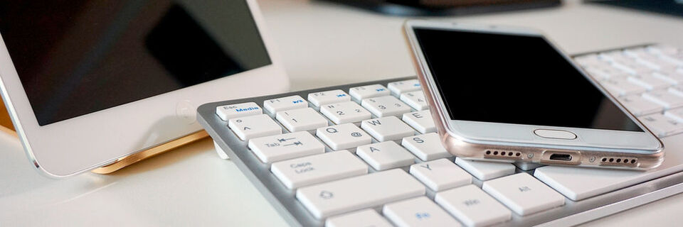 Sicherheits-Container für Smartphones und Tablets verpacken Unternehmensdaten, E-Mails, Kalendereinträge, Kontakte und Dokumente in einen verschlüsselten Bereich. Sicherheits-Container für Smartphones und Tablets verpacken Unternehmensdaten, E-Mails, Kalendereinträge, Kontakte und Dokumente in einen verschlüsselten Bereich.