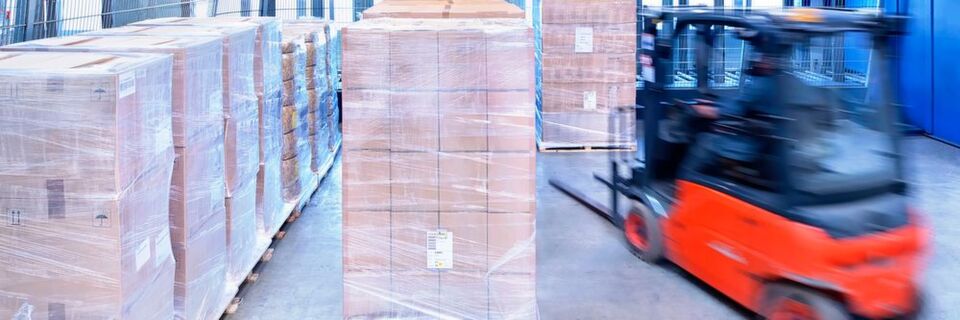 Für Auftraggeber wie Dienstleister kommt es bei der Strahlensterilisation neben der passenden Dossierung vor allem auf eine gut abgestimmte Logistik an. Für Auftraggeber wie Dienstleister kommt es bei der Strahlensterilisation neben der passenden Dossierung vor allem auf eine gut abgestimmte Logistik an.
