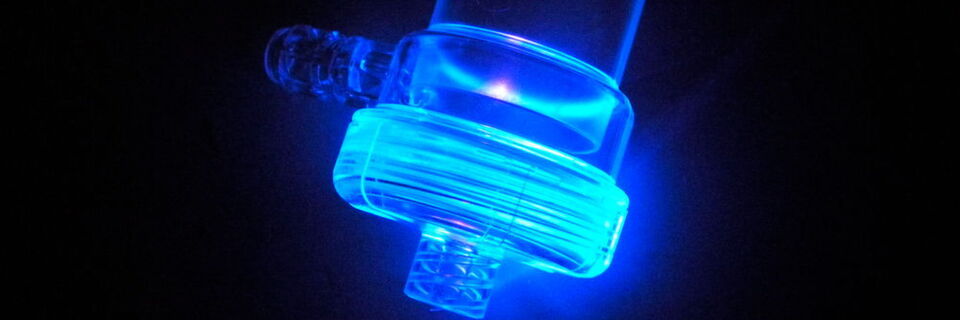 Die zwei Teile eines Kunststoffdialysefilters werden mit fluoreszierendem Acrykat-Klebstoff verbunden. Die zwei Teile eines Kunststoffdialysefilters werden mit fluoreszierendem Acrykat-Klebstoff verbunden.