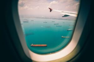 Eine wichtige Frage der Absatzlogistik ist: Auf welche Distributionskanäle (oder: Modalitäten) setze ich beim Transport meiner Waren? Entweder Wasser (Schiff), Schiene (Zug), Straße (Lkw) oder Luft (Flugzeug). Eine wichtige Frage der Absatzlogistik ist: Auf welche Distributionskanäle (oder: Modalitäten) setze ich beim Transport meiner Waren? Entweder Wasser (Schiff), Schiene (Zug), Straße (Lkw) oder Luft (Flugzeug).