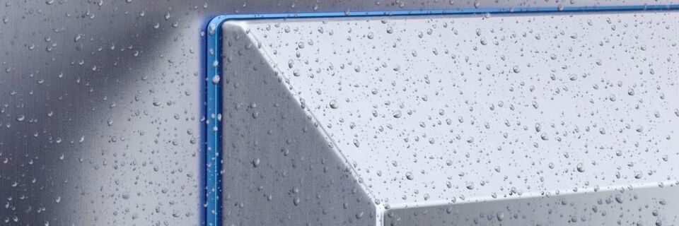 Die blaue Silikondichtung, die verhindert, dass sich Verunreinigungen zwischen Schaltschrank und dem Luft/Wasser-Wärmetauscher ablagern, lässt sich einfach austauschen. Die blaue Silikondichtung, die verhindert, dass sich Verunreinigungen zwischen Schaltschrank und dem Luft/Wasser-Wärmetauscher ablagern, lässt sich einfach austauschen.