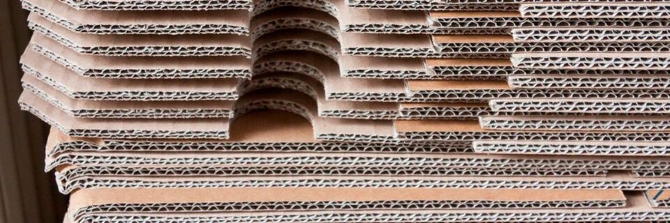 Laut VDW gerät die Wellpappenindustrie zunehmend unter Druck. Der Grund: Zunehmende Rohstoffknappheit peitscht die Preise für Rohpapier in die Höhe. Laut VDW gerät die Wellpappenindustrie zunehmend unter Druck. Der Grund: Zunehmende Rohstoffknappheit peitscht die Preise für Rohpapier in die Höhe.