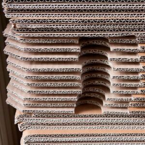 Laut VDW gerät die Wellpappenindustrie zunehmend unter Druck. Der Grund: Zunehmende Rohstoffknappheit peitscht die Preise für Rohpapier in die Höhe. Laut VDW gerät die Wellpappenindustrie zunehmend unter Druck. Der Grund: Zunehmende Rohstoffknappheit peitscht die Preise für Rohpapier in die Höhe.