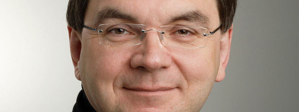 „TCO-Betrachtung einführen, Cloud-Gedanken konsequent umsetzen“, Professor Dr. Volker Lindenstruth, Lehrstuhl für Architektur von Hochleistungsrechnern am Institut für Informatik des Frankfurt Institute for Advanced Studies. „TCO-Betrachtung einführen, Cloud-Gedanken konsequent umsetzen“, Professor Dr. Volker Lindenstruth, Lehrstuhl für Architektur von Hochleistungsrechnern am Institut für Informatik des Frankfurt Institute for Advanced Studies.