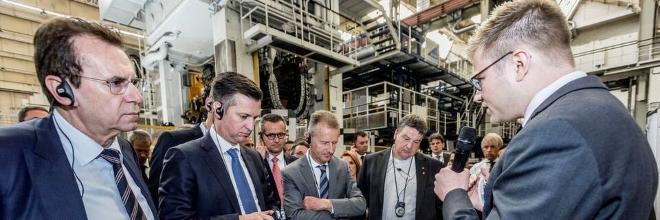 Neuer Chef der Konzernsparte „Komponente“ wird Thomas Schmall (2. v. li.), hier eingerahmt von Dr. Karlheinz Blessing, Vorstand des Geschäftsbereichs Personal und Organisation (li.) und Dr. Herbert Diess (3. v. li.), Vorsitzender des Markenvorstands Volkswagen Pkw. Neuer Chef der Konzernsparte „Komponente“ wird Thomas Schmall (2. v. li.), hier eingerahmt von Dr. Karlheinz Blessing, Vorstand des Geschäftsbereichs Personal und Organisation (li.) und Dr. Herbert Diess (3. v. li.), Vorsitzender des Markenvorstands Volkswagen Pkw.