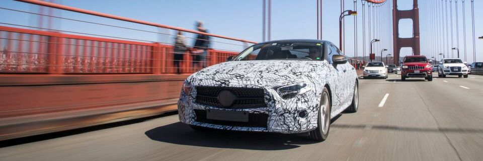 Nach der Limousine und der Langversion für China, dem Kombi und dem Allterrain, dem Coupé und dem Cabrio ist der CLS die siebte und letzte Spielart der E-Klasse. Nach der Limousine und der Langversion für China, dem Kombi und dem Allterrain, dem Coupé und dem Cabrio ist der CLS die siebte und letzte Spielart der E-Klasse.