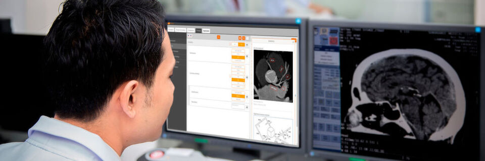 Ein Radiologe bei der Arbeit mit Smart Radiology Ein Radiologe bei der Arbeit mit Smart Radiology