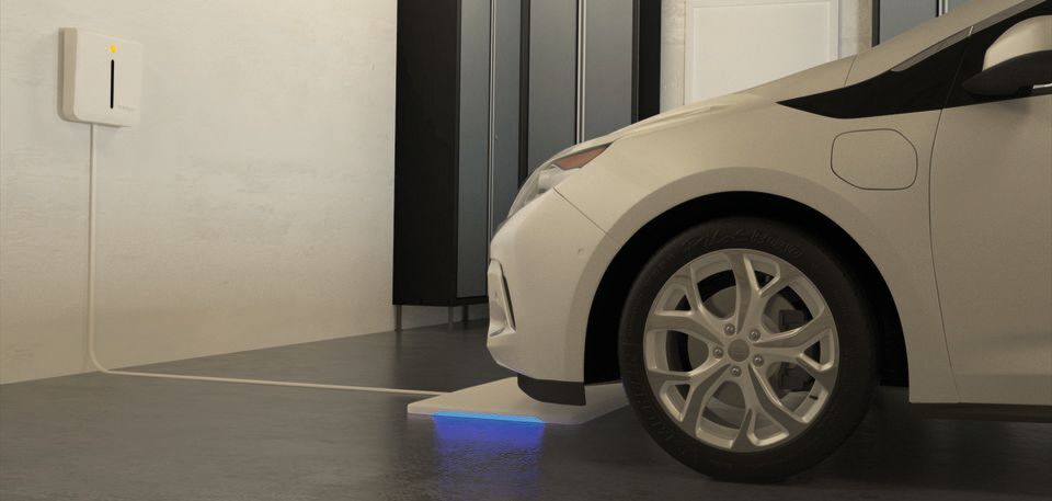 Komfortabel für den Fahrer: Er fährt sein Auto einfach über die Ladeplatte am Boden – und schon startet der Ladevorgang automatisch. Komfortabel für den Fahrer: Er fährt sein Auto einfach über die Ladeplatte am Boden – und schon startet der Ladevorgang automatisch.