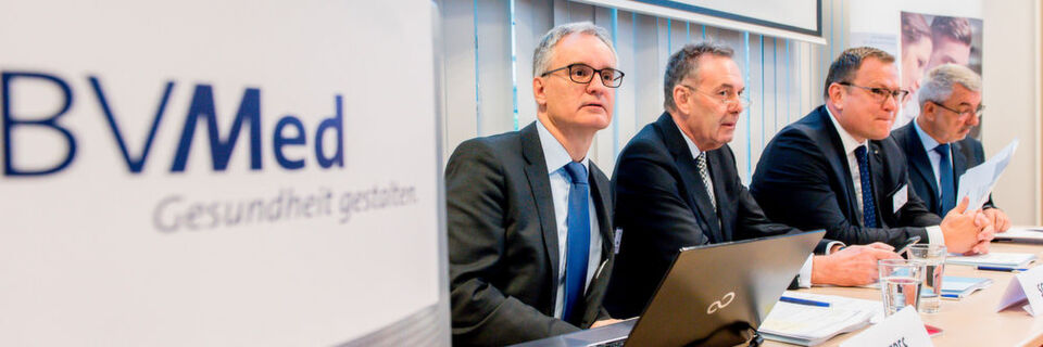 Traditionell hat der BV-Med seine Herbstumfrage präsentiert. Nicht zur Tradition sollten dagegen die sorgenvollen Minen bei den Ergebnissen zum Standort Deutschland werden. Traditionell hat der BV-Med seine Herbstumfrage präsentiert. Nicht zur Tradition sollten dagegen die sorgenvollen Minen bei den Ergebnissen zum Standort Deutschland werden.