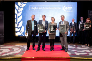 Die Gewinner der Storage-Insider Readers´Choice Awards 2017 in der Kategorie High-End-Speichersysteme (von links): Alexander Tlusti für Fujitsu (Platin), Sabine Davies für Dell EMC (Gold) und Guido Klenner für Hewlett Packard Enterprise (Silber). Die Gewinner der Storage-Insider Readers´Choice Awards 2017 in der Kategorie High-End-Speichersysteme (von links): Alexander Tlusti für Fujitsu (Platin), Sabine Davies für Dell EMC (Gold) und Guido Klenner für Hewlett Packard Enterprise (Silber).